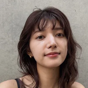 髪型　ミディアム　ミディアムヘア　パーマ　前髪あり　正面　ウェーブ