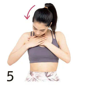 5右鎖骨に向け顔をおろす