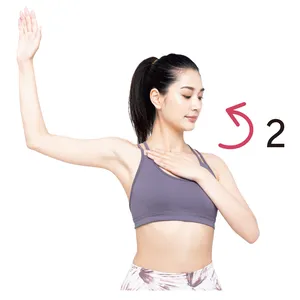 2左肩を引いて胸を突き出す