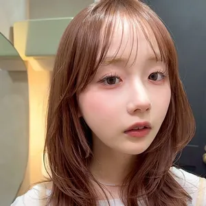 髪型　ミディアムレイヤー　ミディアムヘア　小顔ヘア　正面　モカブラウン