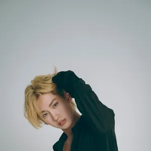 モデル 鈴木凌　上半身　髪かきあげ