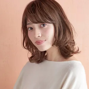 今イチオシの長さ！ 鎖骨レングスの外ハネミディで春を先取り　