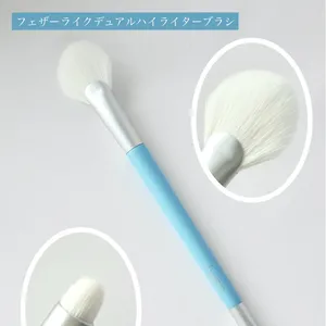 フィー フェザーライクデュアルハイライターブラシ