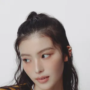 ユニクロ　UNIQLO　メンズニット　ラムクルーネックセーター　オレンジチーク　メイク　やり方