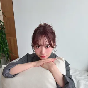 声優伊達さゆり　ベッド　枕　上目遣い