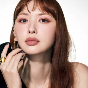 鈴木えみ 2026年春気になるトレンドコスメでメイク 重ピンクEYE×透けツヤLIPで華やかモードに