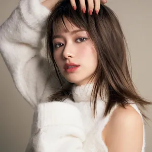 山本舞香がヘビロテの赤リップ。今、気になるのは肌なじみ抜群の透け赤ニュアンス！