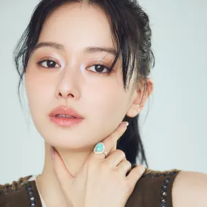 涼やかさよりも、深みと余韻を。山本舞香さんが魅せる夏のテラコッタメイク