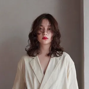 ヘアカタログ　ミディアム　ミディアムヘア　前髪あり　正面　ニュアンスパーマ