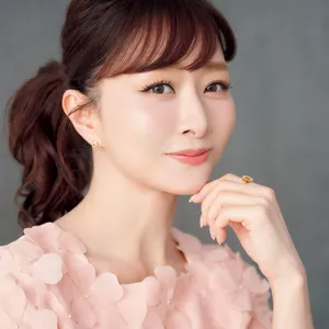 石井美保さんの「肌管理」コスメから美容施術まで全披露。毛細血管ケアや月1レーザーで肌に安定感を