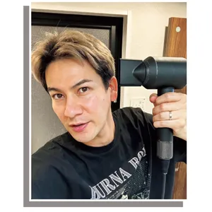 ダイソンのドライヤーを使用するJOYさん