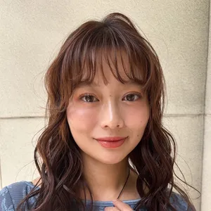 髪型　ミディアムレイヤー　ミディアムヘア　前髪あり　パーマ　正面