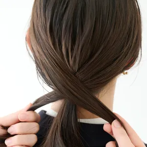 【セミロング②きちんとスーツ】毛束クロスで見違える！ こなれポニーテール　STEP４