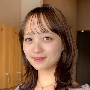 髪型　ミディアムレイヤー　ミディアムヘア　小顔ヘア　正面　外ハネ