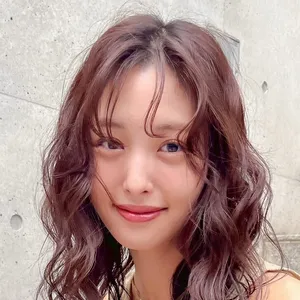 髪型　ミディアム　ミディアムヘア　パーマ　前髪あり　正面