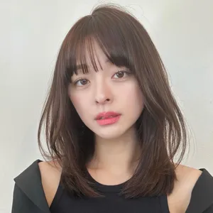 ミディアム　ヘア　髪型　ヘアスタイル　レイヤー　大人　前髪あり