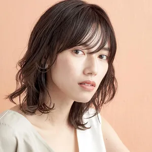 「キレイになった！」とほめられる、柔らか質感の暗髪ウェーブミディ