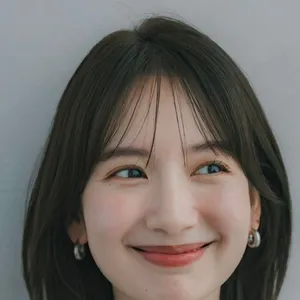 髪型　ミディアム　カジュアルミディアム　前髪あり　正面