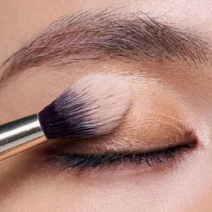 くぼみ・くすみをカバーするハイライトの入れ方 ステップ2 マットハイライトをまぶたに塗る