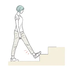 階段に足裏をひっかけ、少し体重をかけるとふくらはぎが伸びます。上体を前に倒していくと、ストレッチ効果UP。