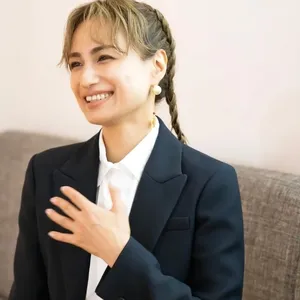 佐田真由美さんにインタビュー。「カプチュール トータル セル ENGY リッチ クリーム」の魅力