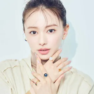 山本舞香さんも魅了された！ 天然石リングの重ねづけ×マイクロフレンチネイルのカラフルな組み合わせ