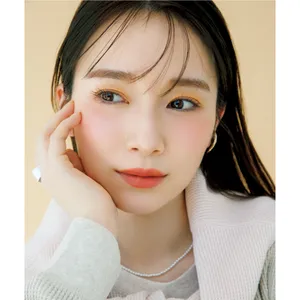 守屋麗奈さんが魅せるベージュトップス×メイクのバランス学。アイパレ&リップの最強方程式とは？