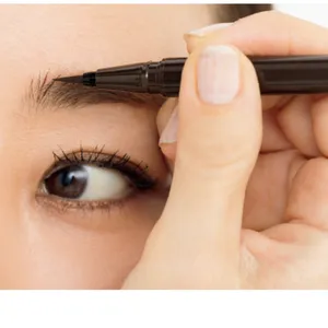 下から上に筆先を動かし、眉頭の立ち上がるような毛並み感の演出を。毛先が太くなってしまうので、力を入れすぎないよう注意して。