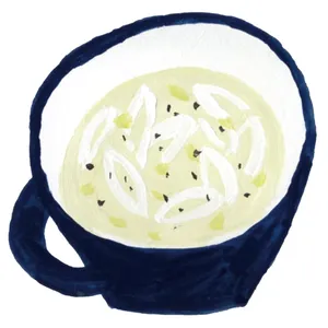 器に刻んだねぎを入れてお湯を注ぎ、塩を少々加えるだけで、ねぎ塩スープのでき上がり。