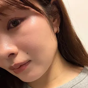 ケイト ジュレリープファンデーションのスウォッチ 顔