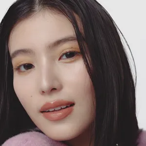 ユニクロ　UNIQLO　メンズニット　スフレヤーンクルーネックセーター　ベージュアイシャドウ　メイク　やり方