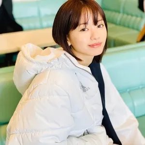 「ロケ先での一枚。役のイメージに合わせて暗くした髪色も、今ではすっかりなじんできました。」