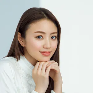 ドキドキの異動初日、メイクはどうする？ チークの上にツヤを仕込んで好印象をGET