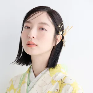 【卒業式袴ヘアアレンジ・ミディアム➀】煌めくパールがアクセントの簡単サイドねじり