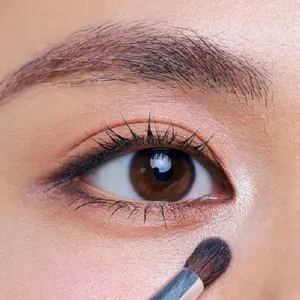 くすみをカバーするハイライトの入れ方 ステップ3 ブルーラメを目のくぼみに