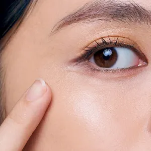 くぼみ・くすみをカバーするハイライトの入れ方 ステップ3 ツヤハイライトを頬の高い位置に