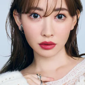 小嶋陽菜 プラダ ビューティ モノクローム ウェイトレス リップカラー （マット レザー） P61