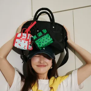 レスポートサックと神崎恵さんのコラボ バッグと一緒に楽しみたい「Micro Weekender Charm」