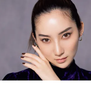 三角眉でキリリと攻める