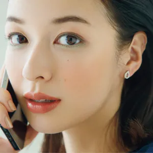 勝負のプレゼン日はミントグリーンEYEで清潔感を。コーラルカラー合わせで血色感を添えるのがコツ