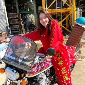 山本舞香　家政夫のミタゾノ　撮影合間オフショット　改造バイク