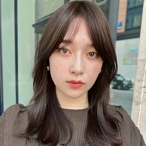 髪型　ミディアムレイヤー　ミディアムヘア　小顔ヘア　暗髪