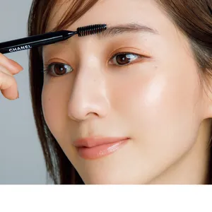 ブラシで眉の左右差を整えておく