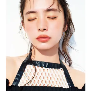 明るいイエローゴールドを、 黒のまつ毛やテラコッタの リップで引き締め、都会的に