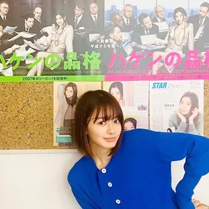 「控え室からスタジオに向かう途中にドラマのポスターや篠原さんが取材を受けた記事が貼られていたので、記念に一枚」（舞香さん）