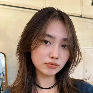 髪型　ミディアムレイヤー　ミディアムヘア　サイドバング　正面　長め前髪