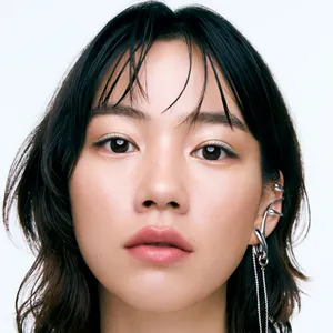 【のんさん】「マキア」25年11月号の表紙メイクで使ったコスメを一挙ご紹介。リップの色と質感に注目！