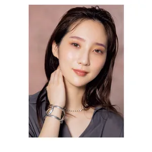 パープル眉でアンニュイムード