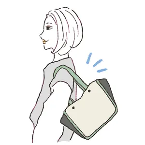 荷物が多い時は体の真横or後ろに荷物が多い時は体の真横or後ろに