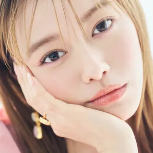 山本舞香さんがくすみピンクとふんわりチークで魅せる、大人の【甜妹メイク】